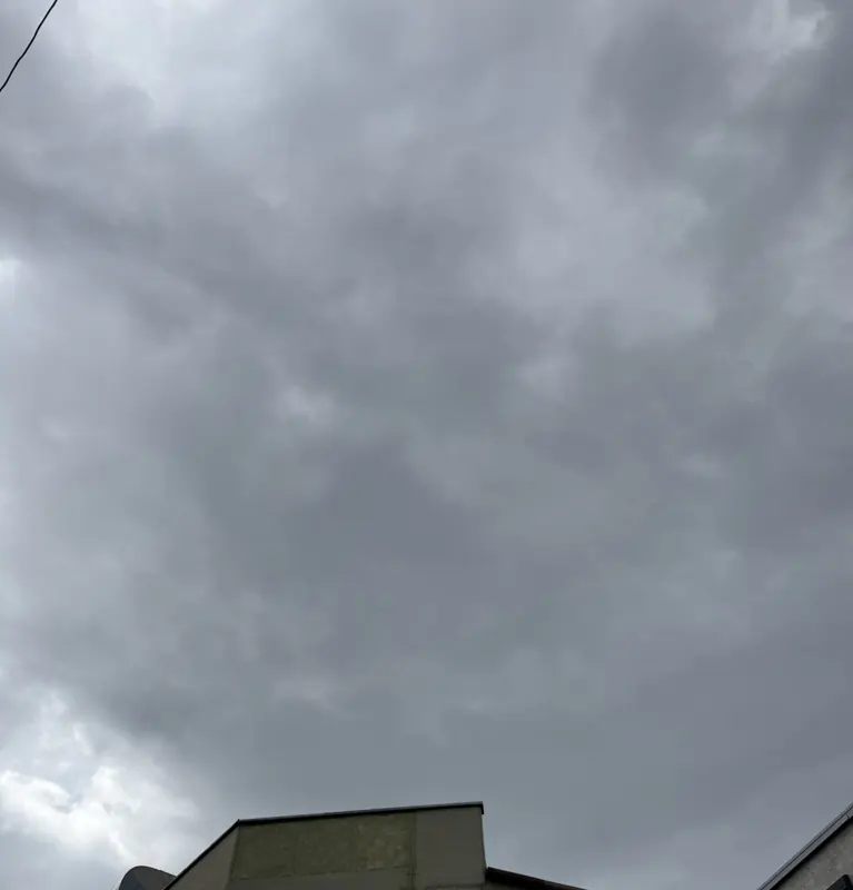 灰色の雲に覆われた商店街の空